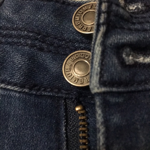 Ripped blue jeans - Picture 4 of 5